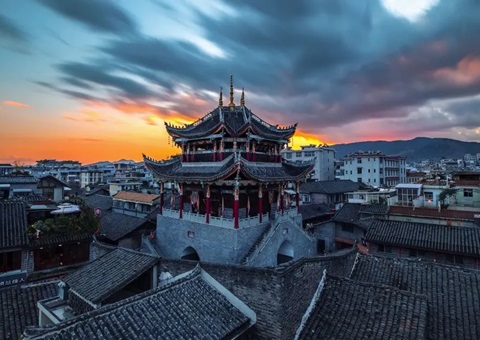 四川汗青文化；ご   规划“一核、四廊、五区、多点”格局